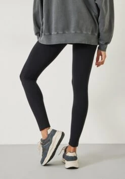 Essential Leggings 16 Essential Leggings -Clothing Store 006528 2809 03