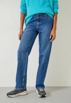 New Arrival -Clothing Store 008941 3146 02